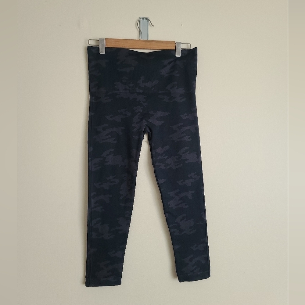 - Spanx Look At Me Now Seamless Camo Leggings 3/4 Length Camouflage size L